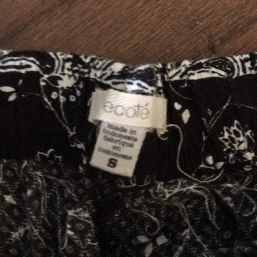 UO Floral Black & White Printed Dolphin Shorts - Picture 3 of 4